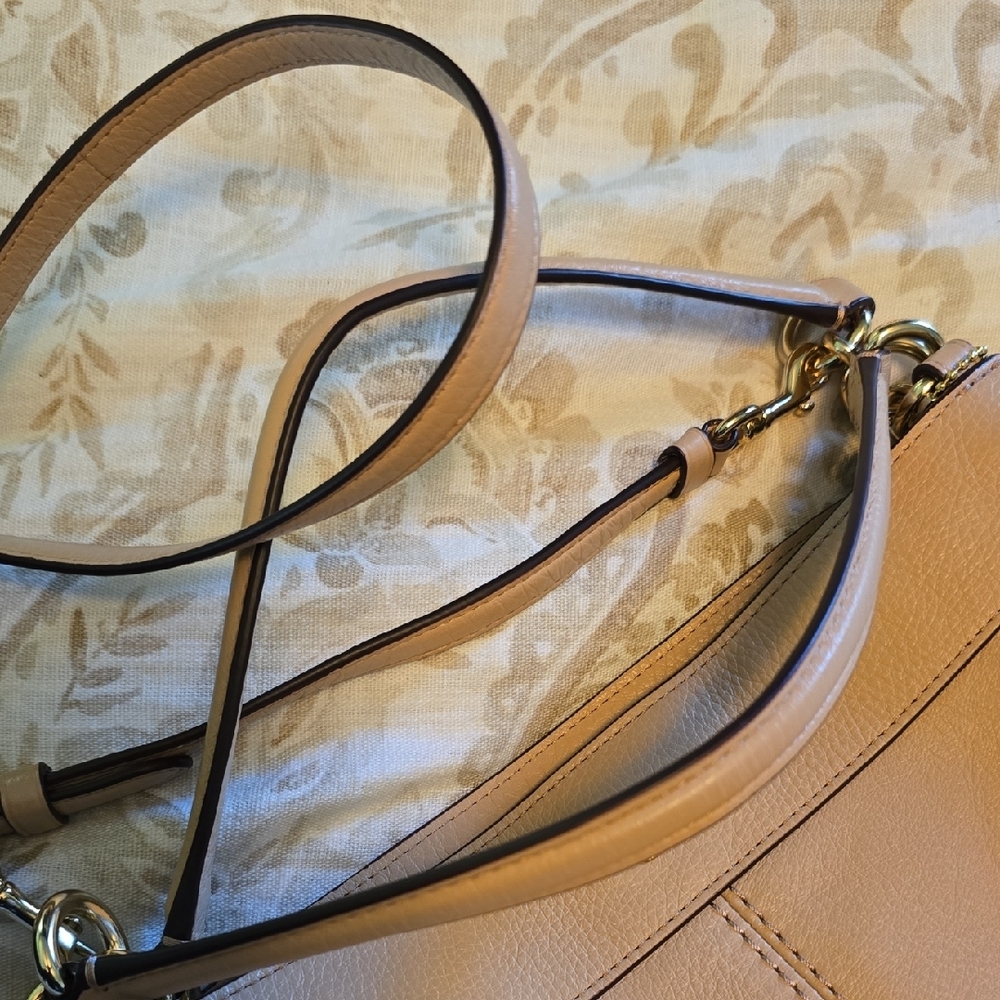 Coach Tan Leather Shoulder Bag with Classic Design - Picture 9 of 9